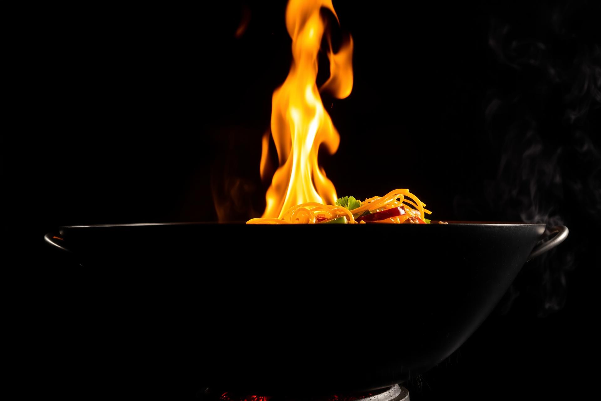 Płonący wok z makaronem